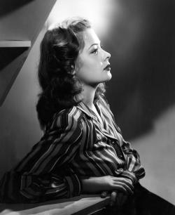 vintagechampagnefever:  1940s film noir actress Jane Greer 
