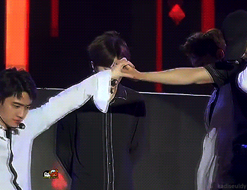kadiseuldy: kadi interlace fingers during lotto’s beginning  (cr: cuddlekaisoo. original 