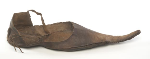 Leather shoe with a “poulaine” or elongated toe. In the mid-to late-1300s, it was very f