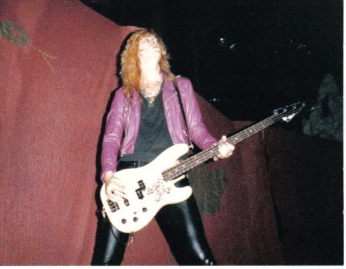 duff wearing axl’s jacket