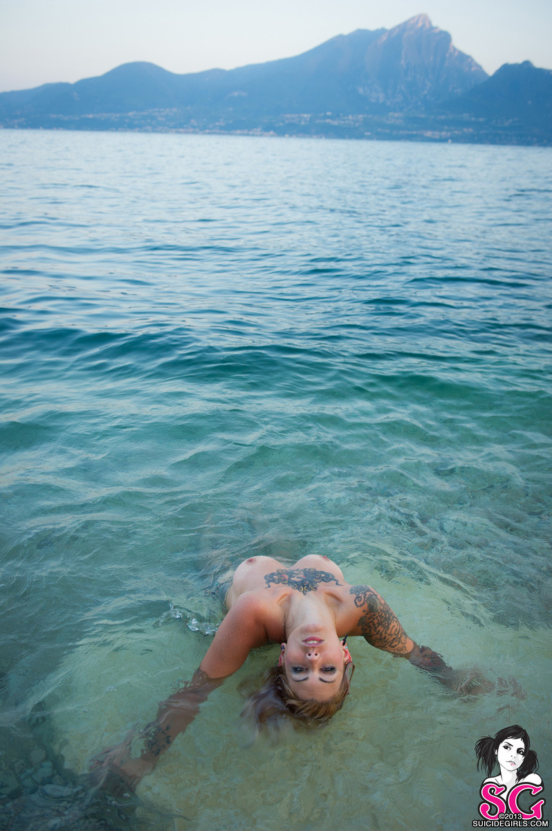 past-her-eyes:  Ultima Suicide  Sweet tattoo, for more visit past-her-eyes.tumblr.com