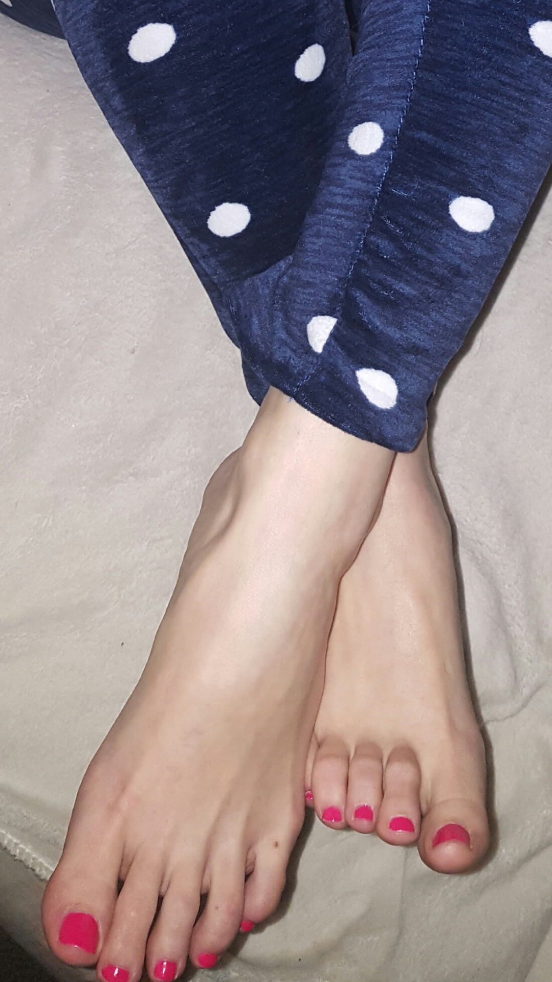 jorgepies:  myprettywifesfeet:  my pretty wifes showing her sexy pink toes.please