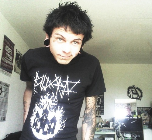 ready-to-fight:  sooo, hair is all black again