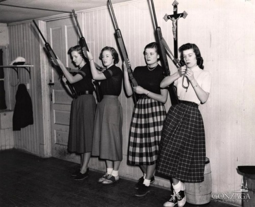 steifri:Club de Tiro de Mujeres, en la Universidad Gonzaga. Spokane, EE.UU.; años ‘50. 