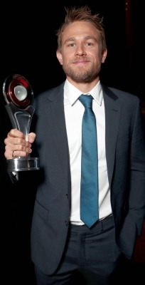 vjbrendan:    http://www.vjbrendan.com/2017/03/charlie-hunnam-honored-at-cinemacon.htmlCharlie Hunnam Honored at CinemaCon Achievement Awards!  