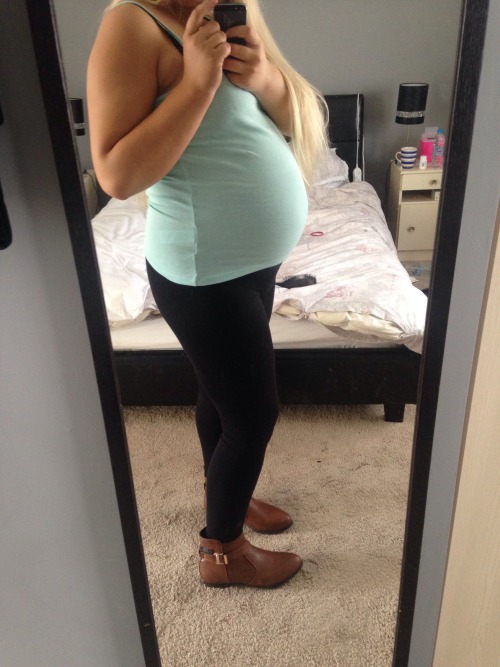 ourlovefour:34 weeks today! Only 6 weeks left till his due day. :)More pregnant teens @ http://p