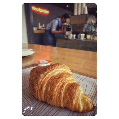 waiting.for.coffee #momentalist #croissant #barista #foodpost #igers #instago