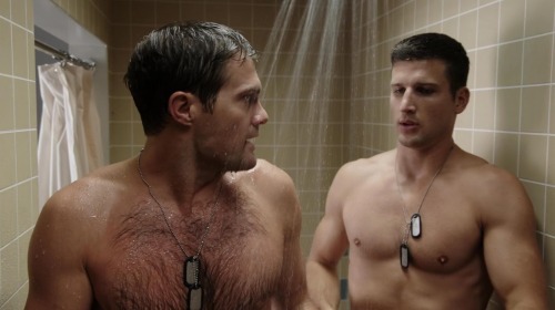 quando2:    Geoff Stults and Parker Young in series Enlisted    