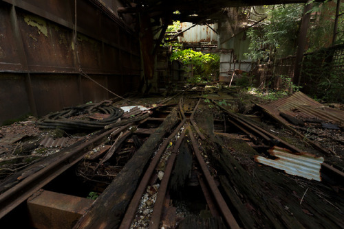 廃鉱の錆びたレールRusted rails, Abandoned mine.