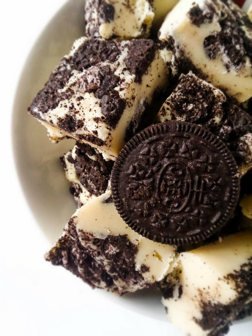 damn-good-food:  White Chocolate Oreo Fudge