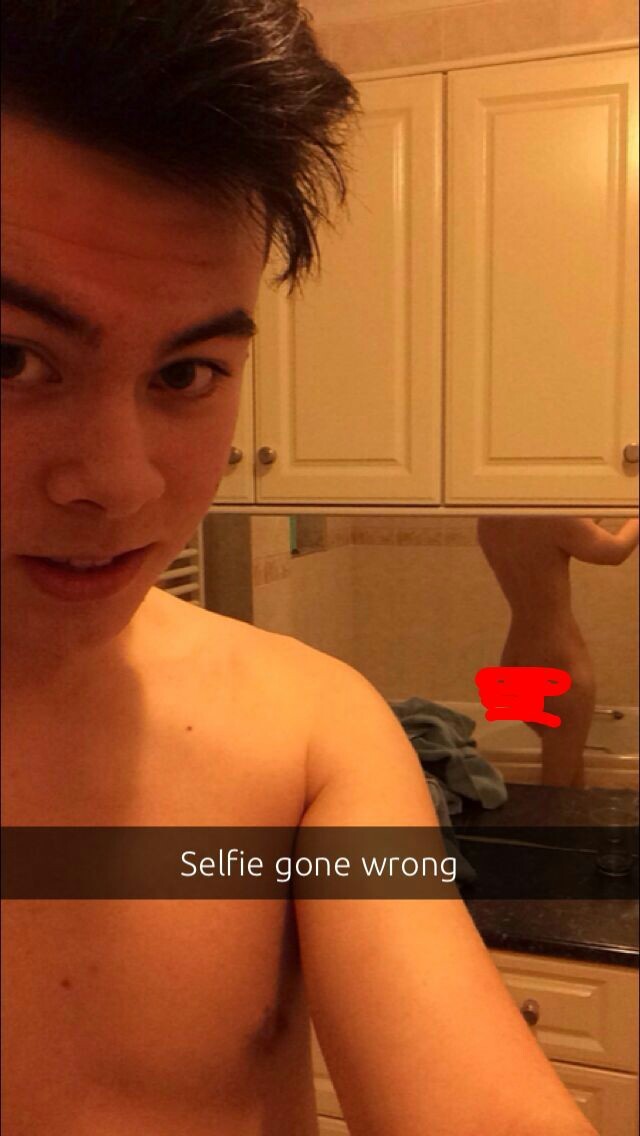 leakedsnapboys:  18 year old twink from England!