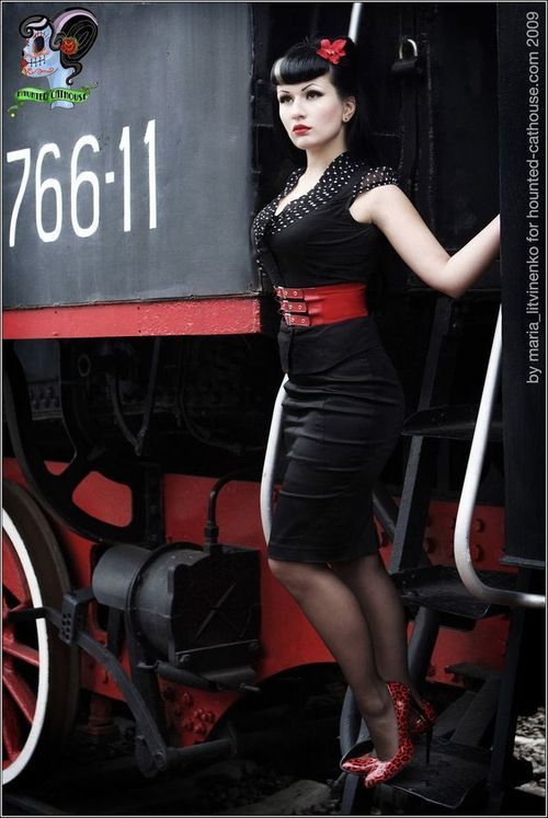gothabilly-kitty:  pin up rockabilly on We Heart It. http://weheartit.com/entry/70570018/via/sub13mundo