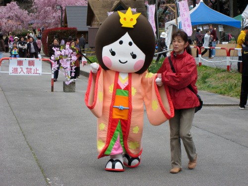 竹田の里しだれ桜まつり2014年4月12日(土)～4月26日(土)たけだ桜ちゃん（ゆるきゃら）あめ細工一番下の風車は「福来るクルクル風車」