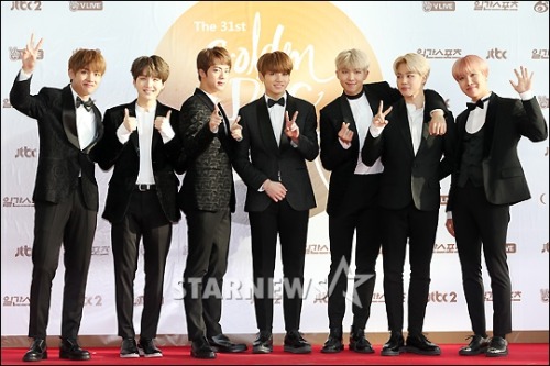 fyeahbangtaned:Bangtan at Golden Disk Awards Red Carpet