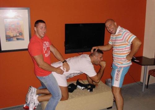 muscleshowersfuck:  “STRAIGHT GUYS"  XD 