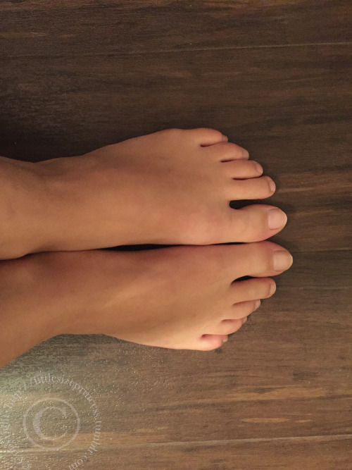 My feet (and legs)I am not 100% sure on how to take pictures of my feet! Pointers are welcomed! 