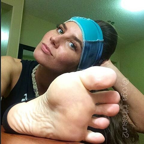 solemuseum: @yoga_inthesun2 #soles #creamysoles #softsoles #footfetish #feet #toespread #wrinkledsol