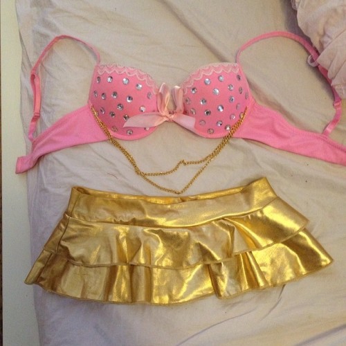 Since I had good luck w selling my other outfit selling this one too! Pink and gold rafe outfit! Gol