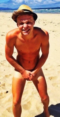 hotbeautifulboys:  I’d go to the beach with him.