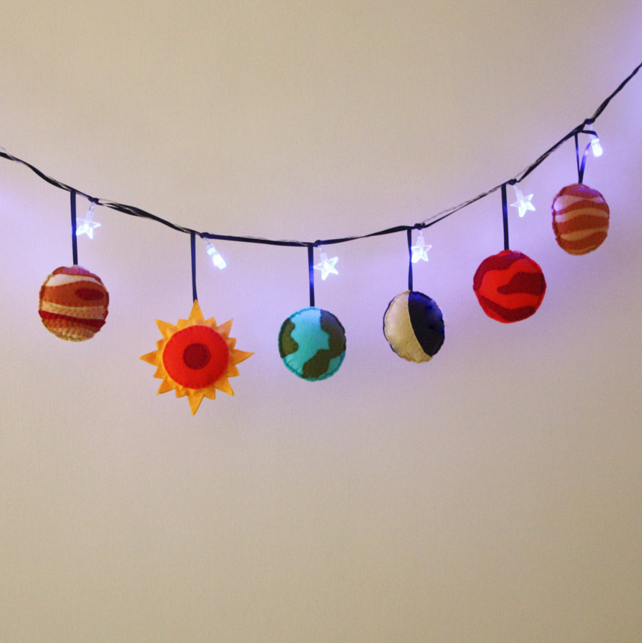 sosuperawesome:  Felt string lights by ButtonOwlBoutique on Etsy 