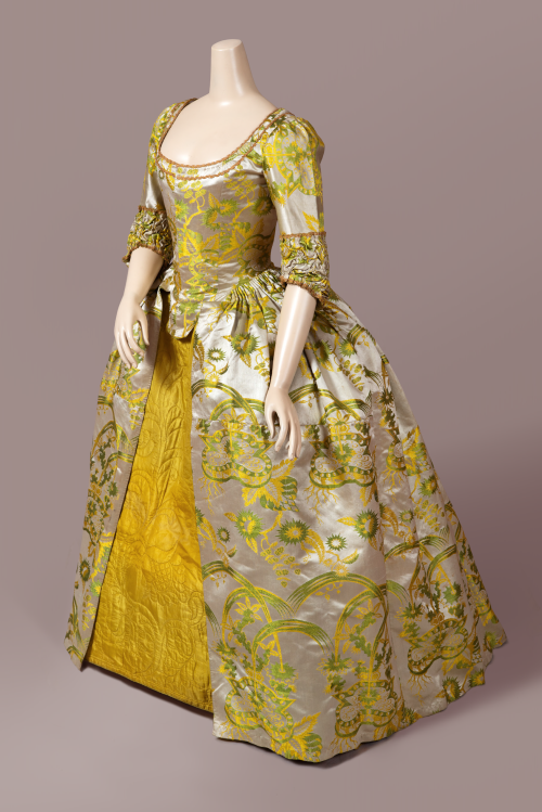 beccaoftheglen:fripperiesandfobs:Robe à l’anglaise ca. 1775, silk ca. 1708-10From Cora Ginsburg #car
