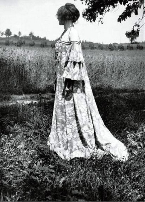 feuille-d-automne:Emilie Flöge in a house frock. Photography by Gustav Klimt, 1906. (Photo