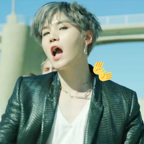 WAIT YOONGI HAD A NECK TATTOO IN THE MV AS WELL AND NOBODY TOLD ME????WHAT THE HELL????