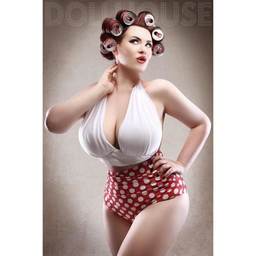 A classic pinup throwback!  Photography by @dollhousephotographyuk  MUAH by @zanetasw ❤️💋❤️ #pinup #pinupgirl #pinupmodel #pinupstyle #retro #vintage #cola #bikini #bigboobsdontcare #cleavage #curvy #curves #curvymodel #extremecurves #hourglass