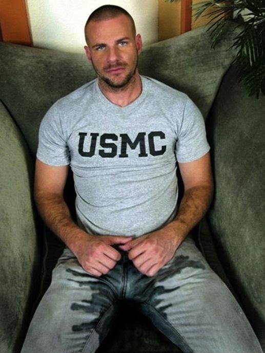dirtygaymedia:  sexy beard, sweaty pits and he’s pissed himself, HOT. Love to lick
