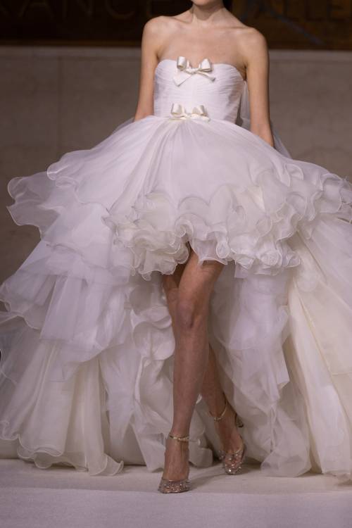 GIAMBATTISTA VALLI Pre-Fall 2022if You Want To Support This Blog Consider Donating To: Ko-fi.com/fashionrunways