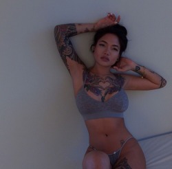 bombshellssonly:  @youneedmae