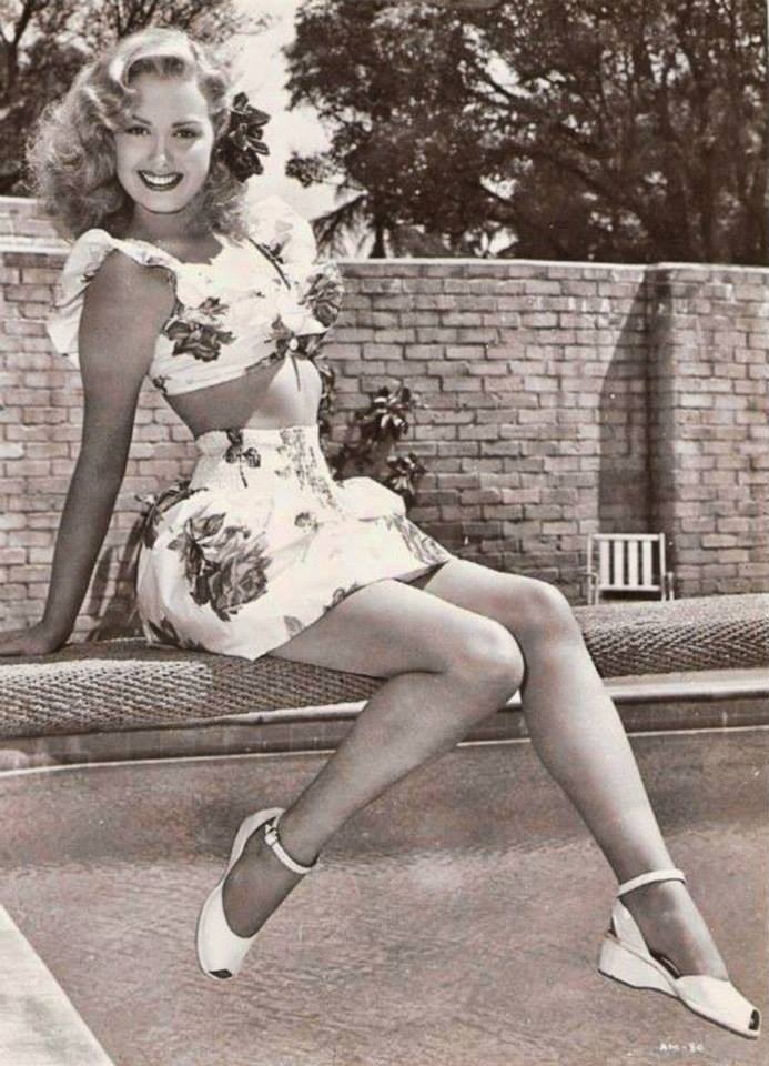 rainbowzombie13:  thatssooldfashions:  Lovely 1940’s swimwear! (I wish bathing