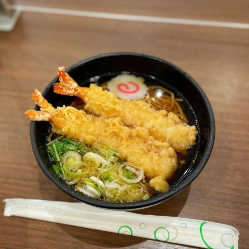 kaaahn8: 夜中の小麦粉祭り 今日は蕁麻疹出ても良い日（笑） 頑張った自分に 海老天1本追加しちゃうぜ〜 今日の蓮田SA お蕎麦屋さん空いてるぜ〜 海老天追加海老天そば ¥1020- #夜中蕎麦