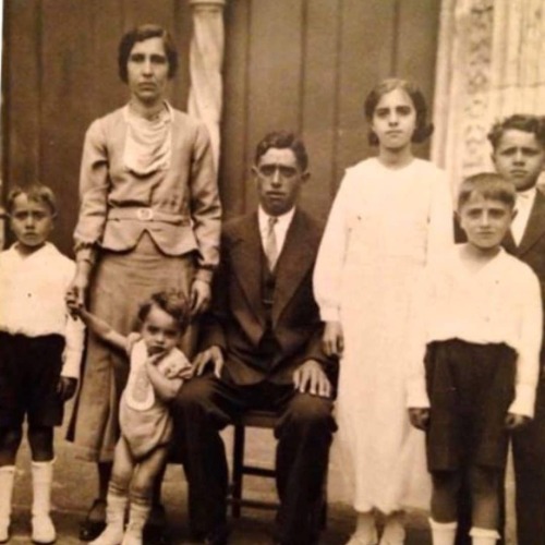 Hello my loves! #loveyourancestors its still one! Today we show you a photo of a portuguese family! 