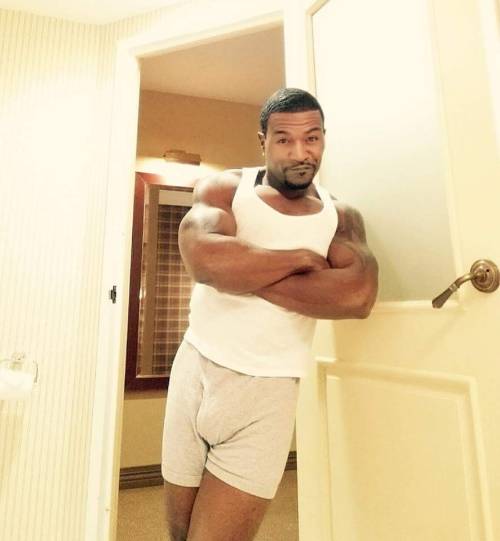 goaltobeswole:  mekkane:  goaltobeswole:  Daddy Cameo Kyle   @blackstripperworshippers@black-straightpornstuds  NOW THATS MY TYPE OF DUDE  Cause you know 1. The sex is good and 2. He going make it last for a week! All hail to the power of grown azz men!