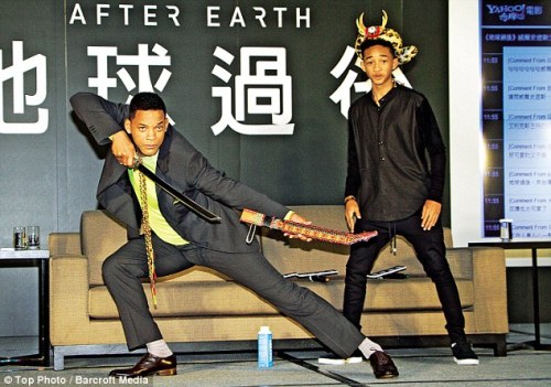 elizziebeth: iamjacks-completelack-ofsurprise: Will Smith embarrassing Jaden has got to be one of my