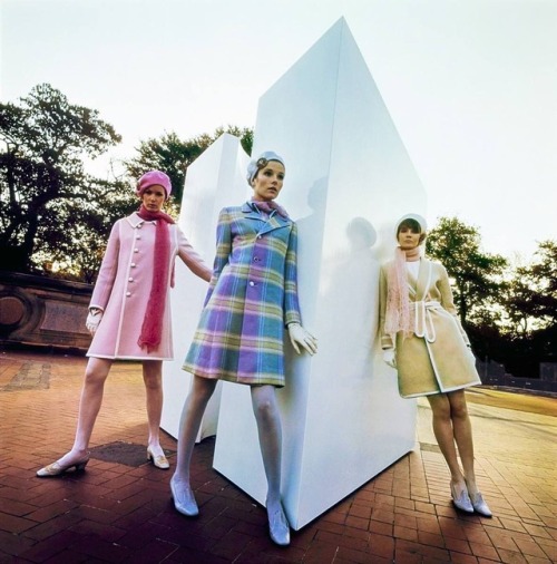 isabelcostasixties:Three models lean upon Bernard Kirschenbaum’s untitled sculpture in New York’s Ce