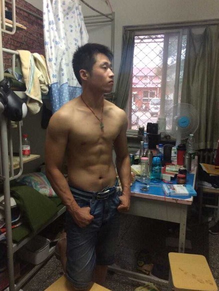 mantop106910:  被假女號釣到的喜歡玩 SM的直男體育生..很喜歡被虐待.叫他做什麼就做什麼 ..要他翻開菊花也乖乖聽話..