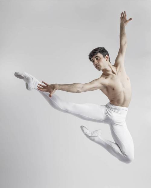 lovelyballetandmore: Javier González | Photo by Carlos Quezada  einfach schön