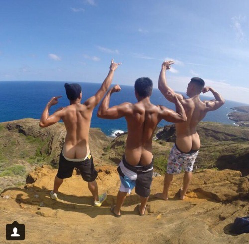 hawaiihaole808: Straight local 808 boys flexing muscles and flashing ass. They know what they are do