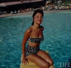 vintageeveryday:  Bathing beauty, Las Vegas, 1955. See more here… 