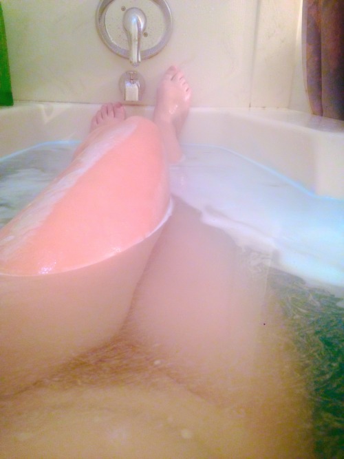 Porn Pics boobs-butts-and-beyond:  Birthday bath bomb! Clipvia