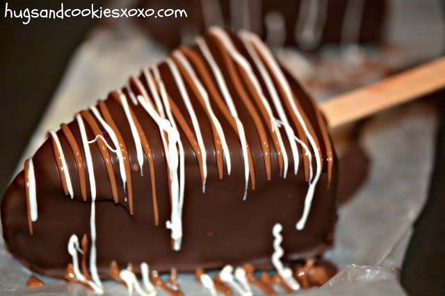 foodfuckery:  CHOCOLATE DIPPED CHEESECAKE SLICES ON STICKS!!!!! Recipe 
