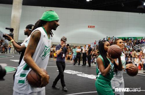 Dinah, Normani and @SnoopDogg #BETXCelebBball t.co/iJYGd4Hypo