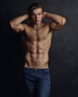 gatosesarados:Charlie Taylor Sem Camisa