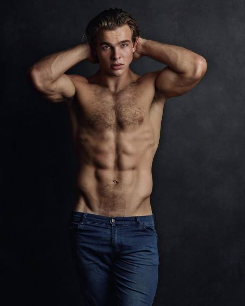 gatosesarados:Charlie Taylor Sem Camisa