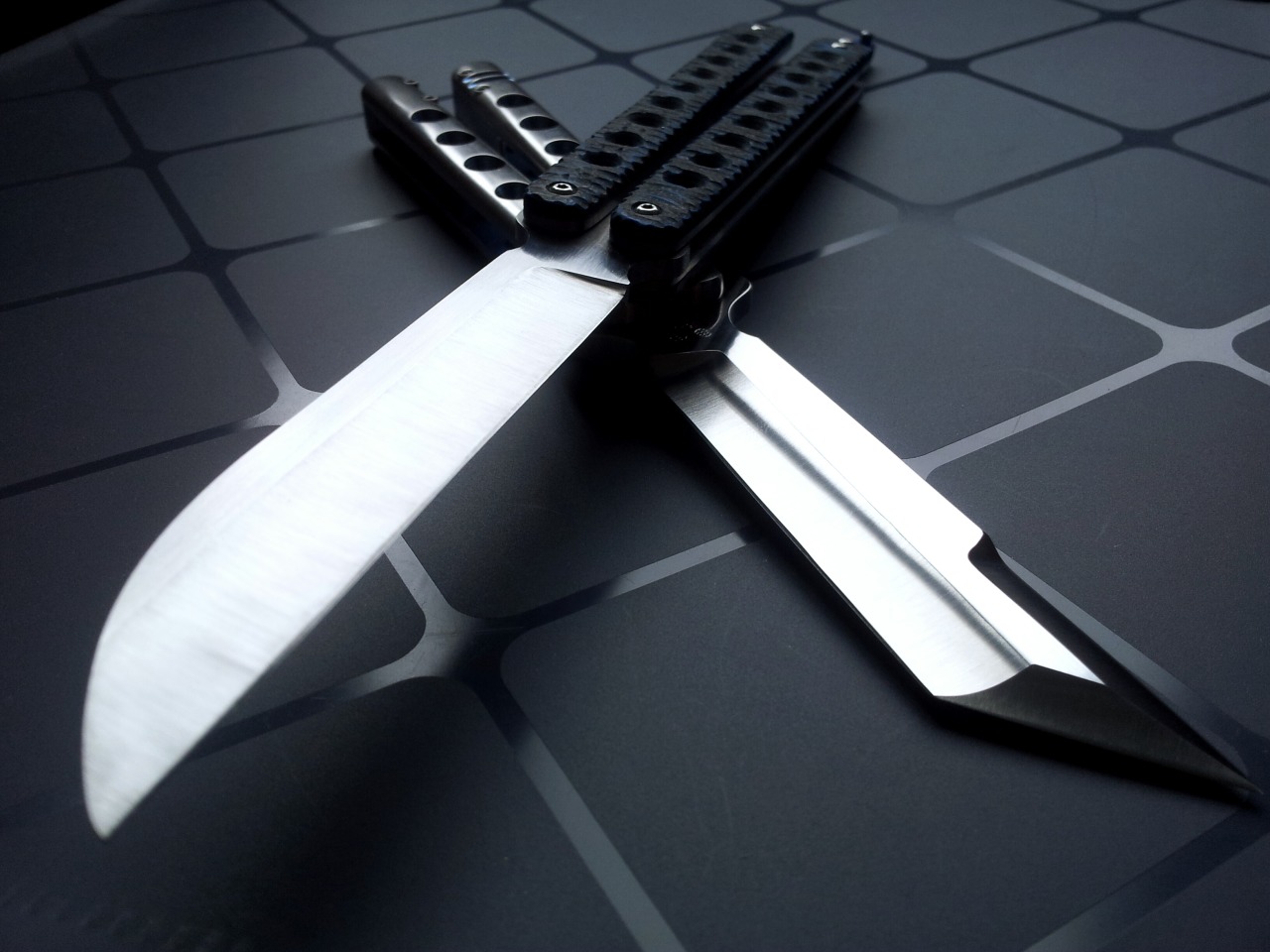 enzeldvst:  Balisong by DeadPuppyCC