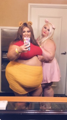 bigcutieluscious:My Halloween looks for this year were all about showcasing how round my belly is 😂