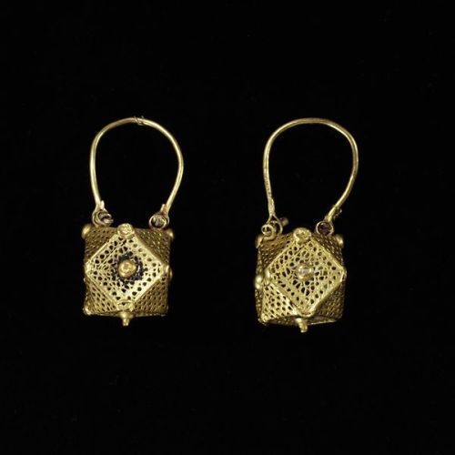 Fatimid gold filigree earrings, dated to 900-1100 CE. Source: Victoria and Albert Museum.