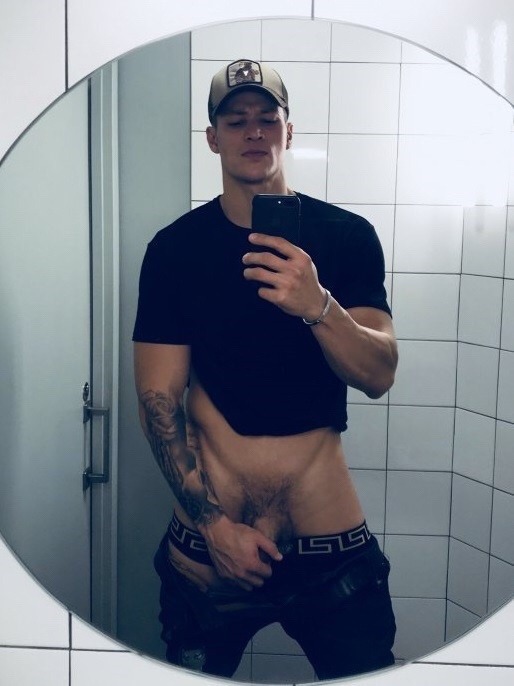 wvilldog:  barejock:  Barejock makes me drip  In good hands 